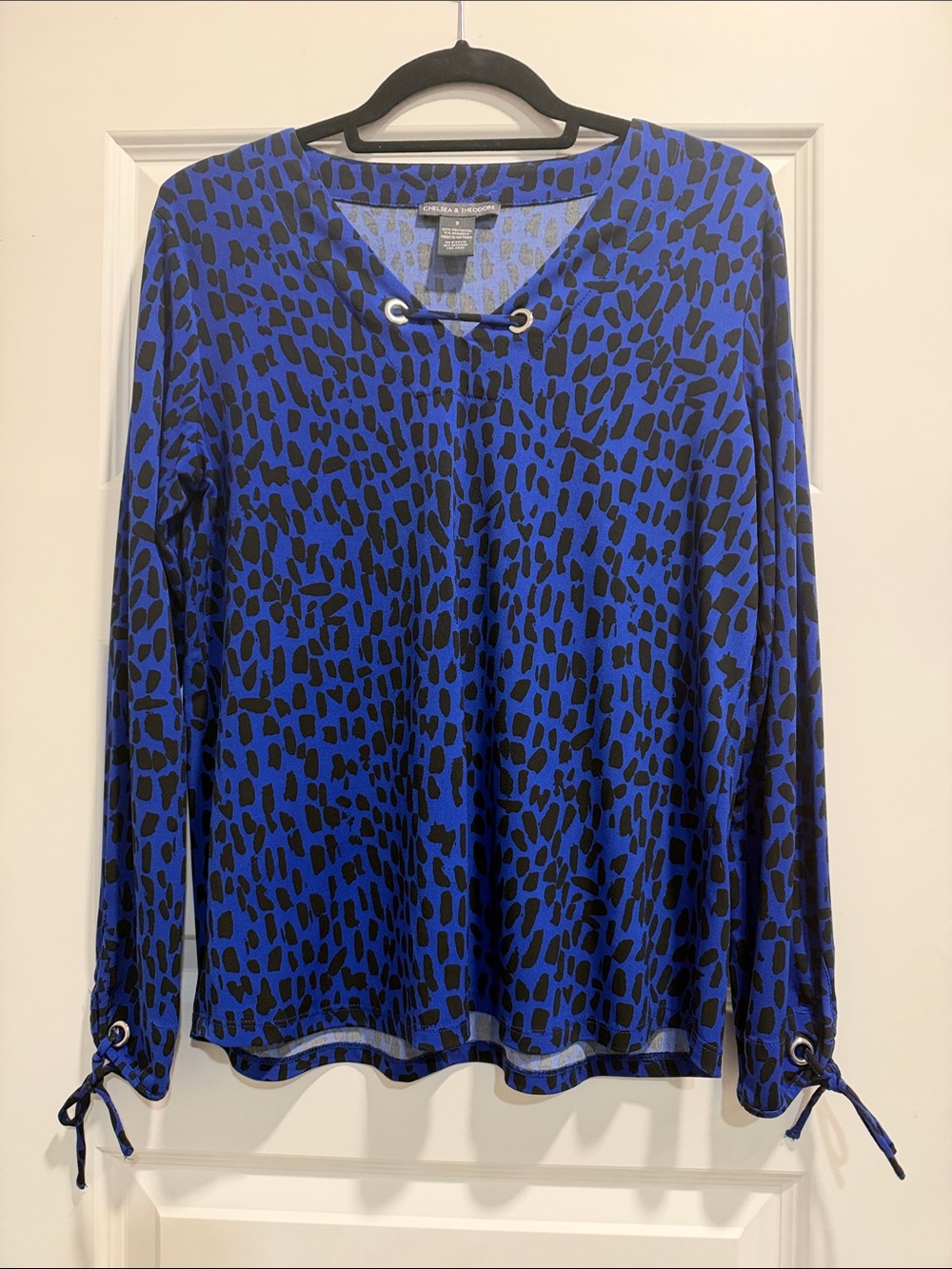 Chelsea & Theodore Royal Blue and Black Animal-Print V-Neck Long Sleeve Top